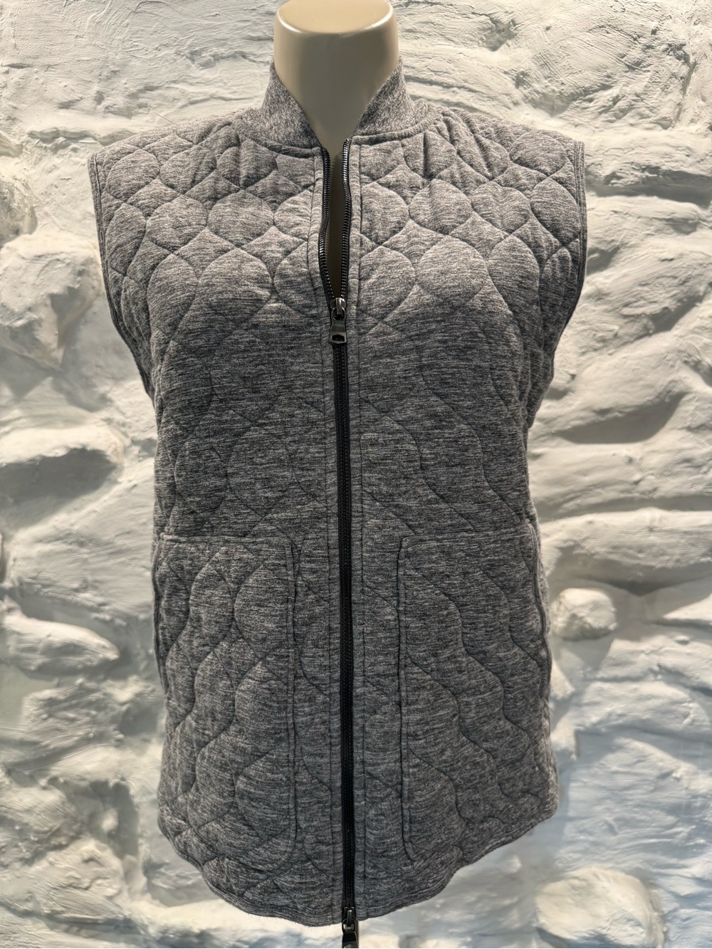 Women’s Banana Republic Quilted Grey Sleeveless Zip Front Vest Size Large